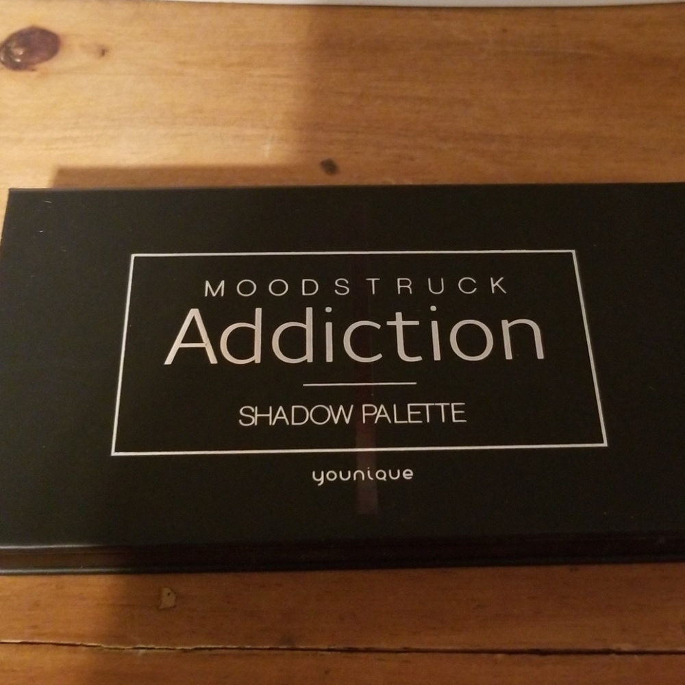 Younique Moodstruck Addiction Shadow Palette